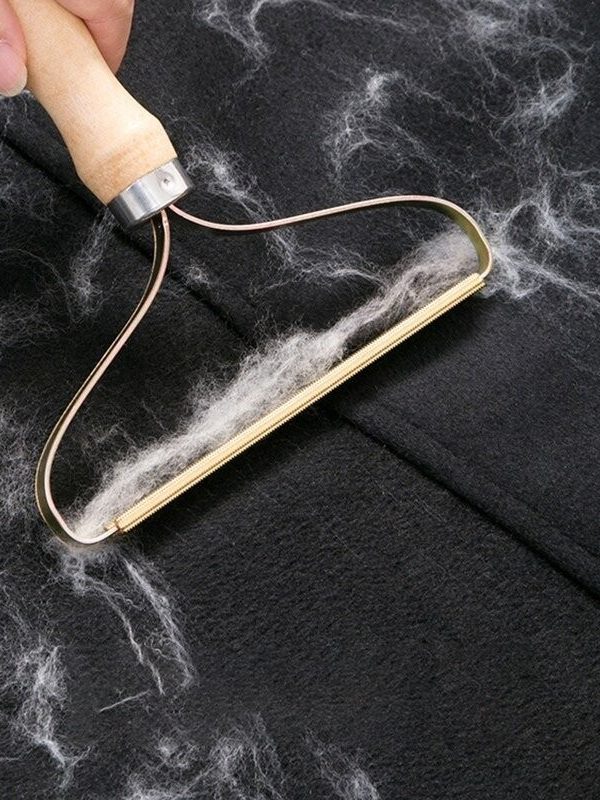 Dispozitiv pentru indepartarea scamelor si a parului de animale de pe haine sau tapiterii